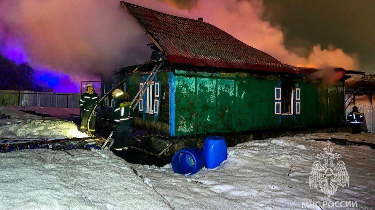 Утренний пожар в Челябинске чуть не уничтожил частный дом