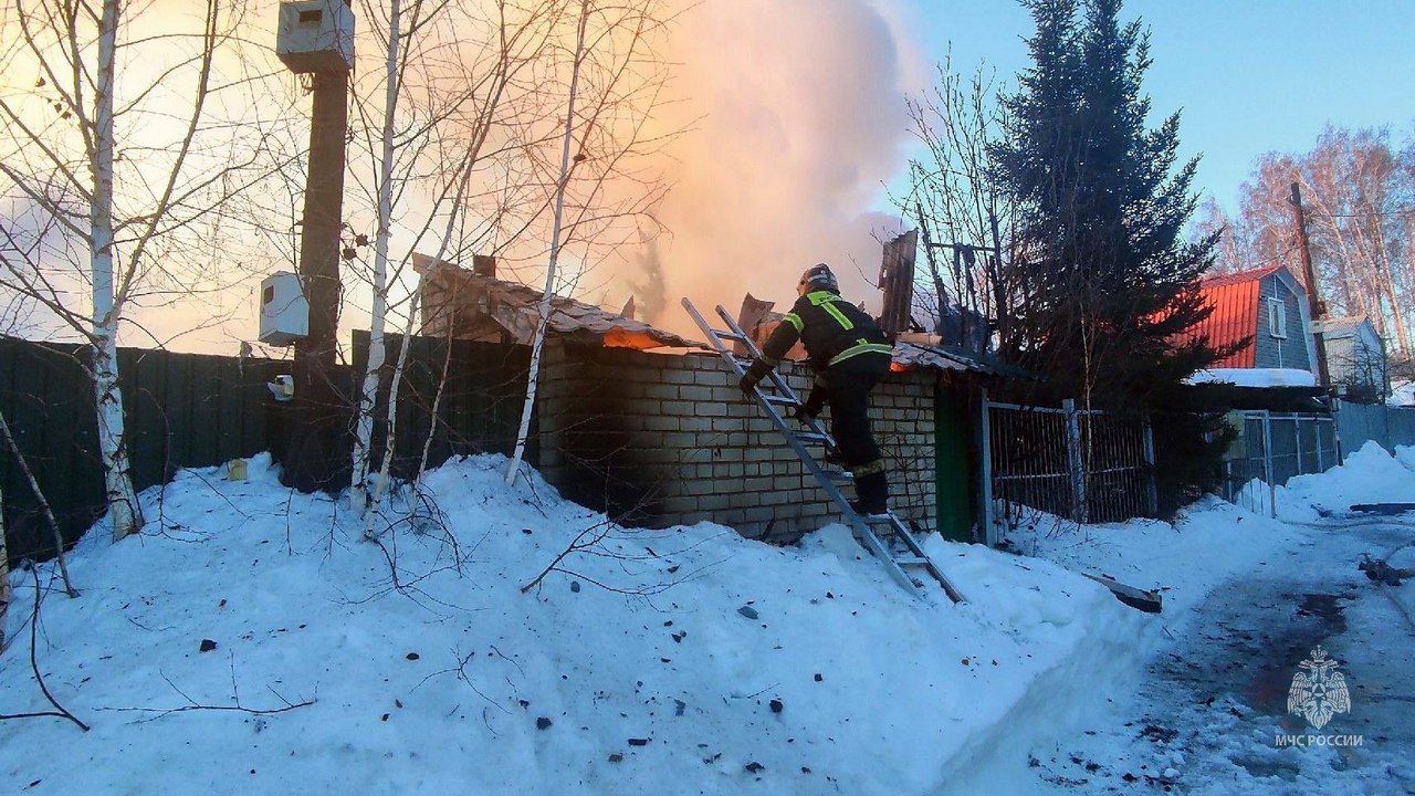 Два частных дома и баня загорелись в СНТ под Челябинском