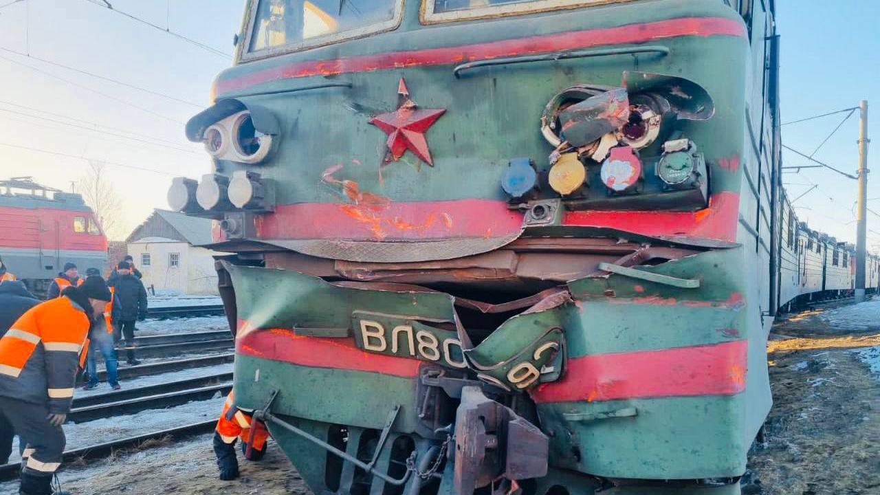 Два электровоза столкнулись в Челябинской области: у одного из них отказали тормоза Два электровоза столкнулись в Челябинской области: у одного из них отказали тормоза