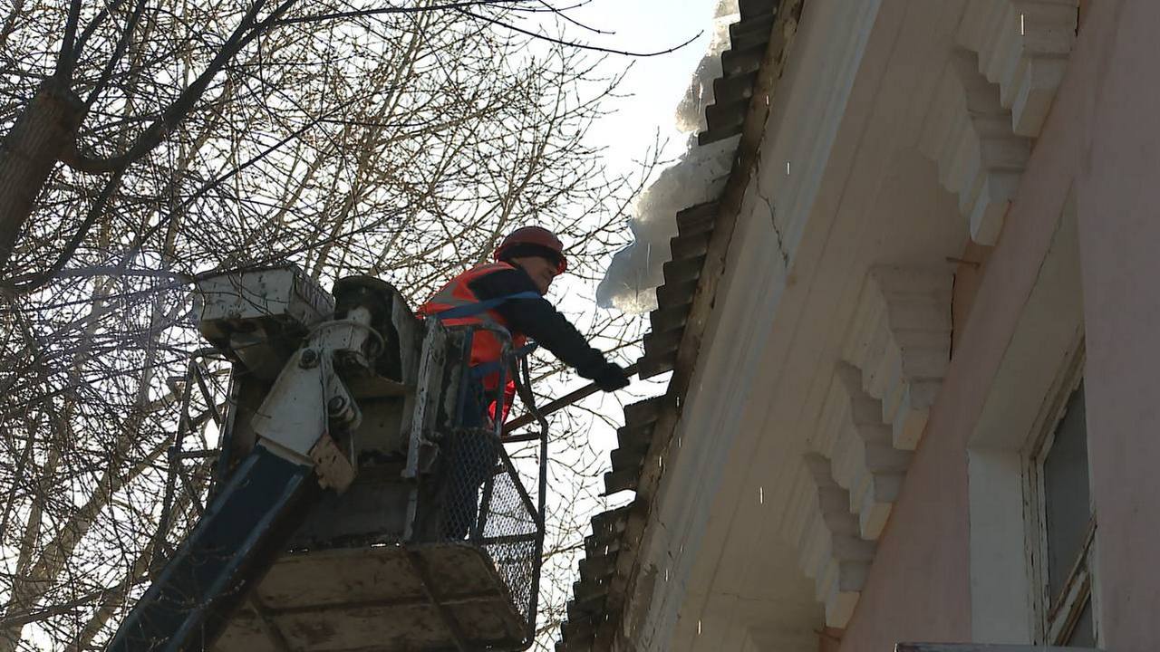 Заммэра Челябинска лично проверил, как коммунальщики убирают сосульки и снег с крыш