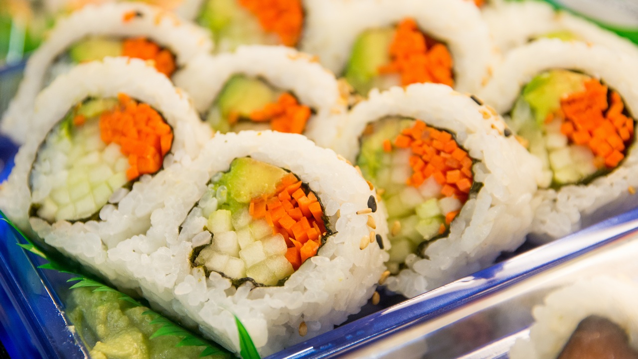 В Челябинске перед 8 Марта выстроились очереди в рестораны и кондитерские