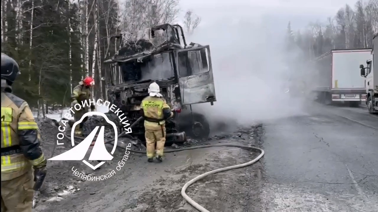 Грузовик загорелся на трассе М5 в Челябинской области Грузовик загорелся на трассе М5 в Челябинской области