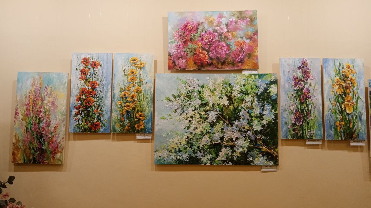 Выставка картин из живых цветов открылась в челябинском театре