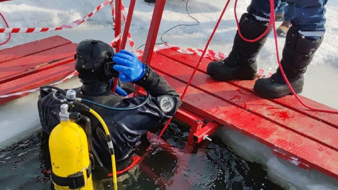 Спасатели-водолазы провели тренировку подо льдом реки Урал
