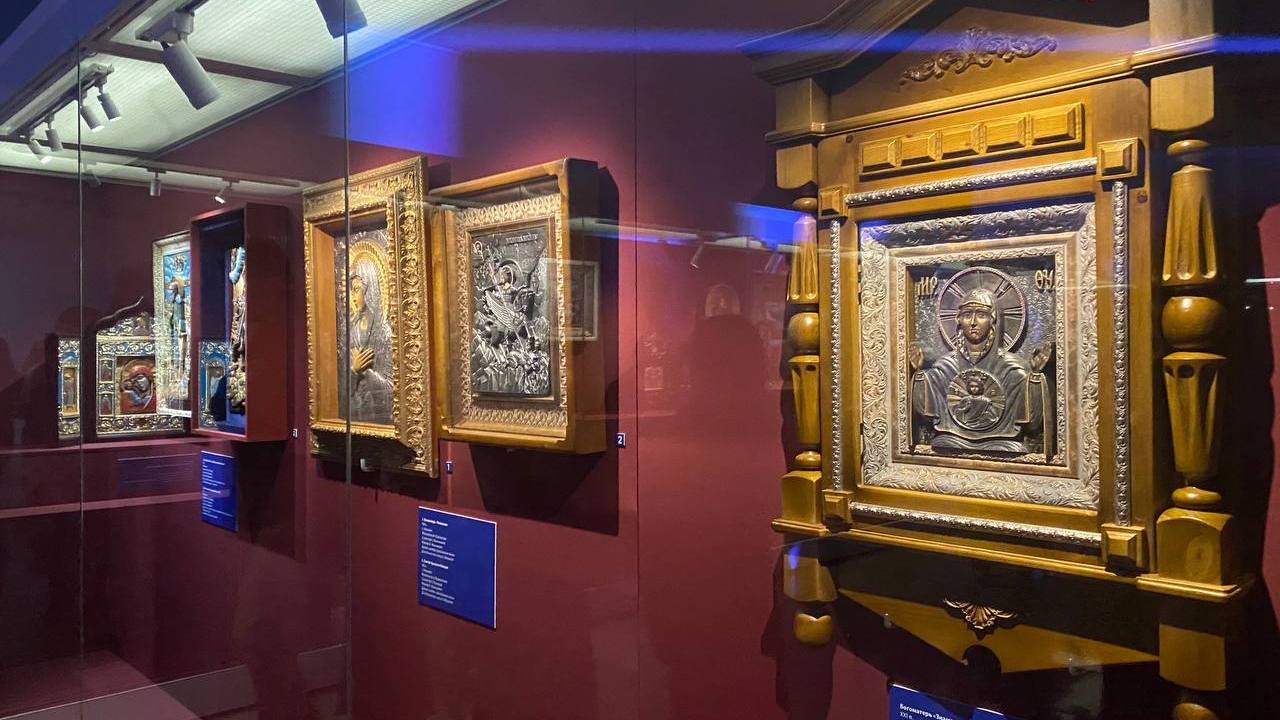 Старинные иконы, книги и одежду покажут в челябинском музее