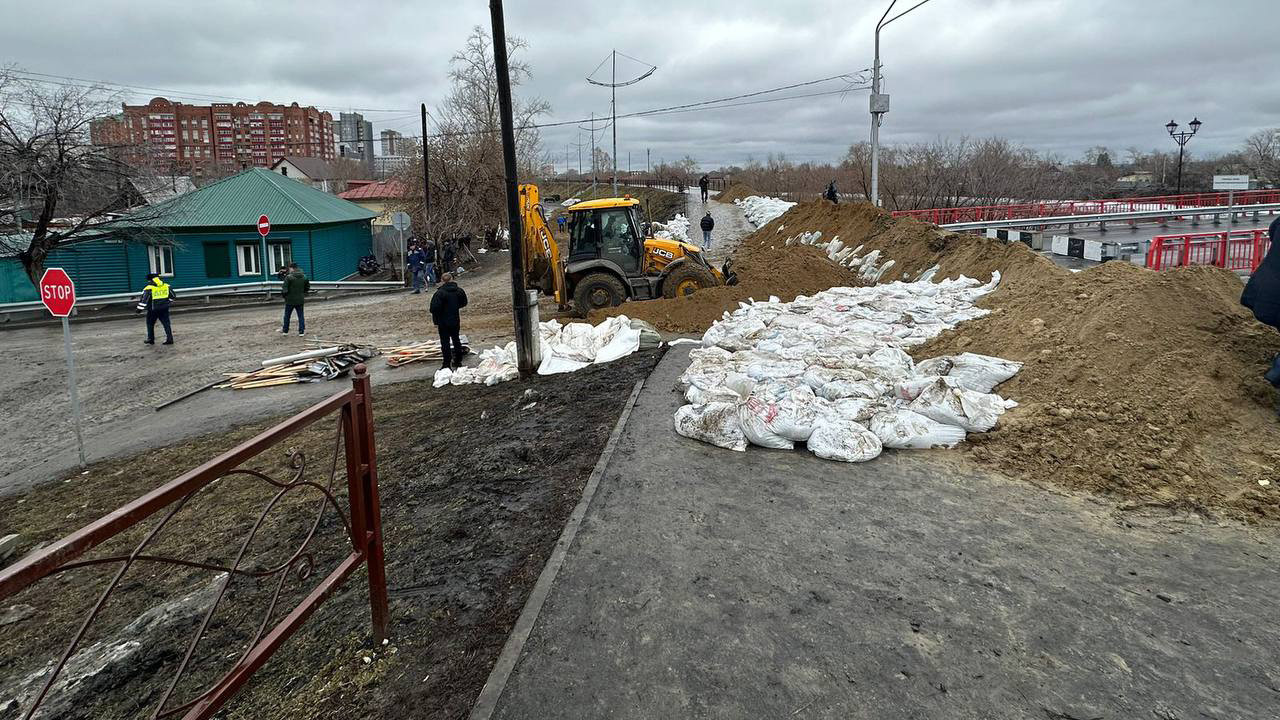 Управление дорог "Южный Урал" отправило технику в Курган для борьбы с паводком