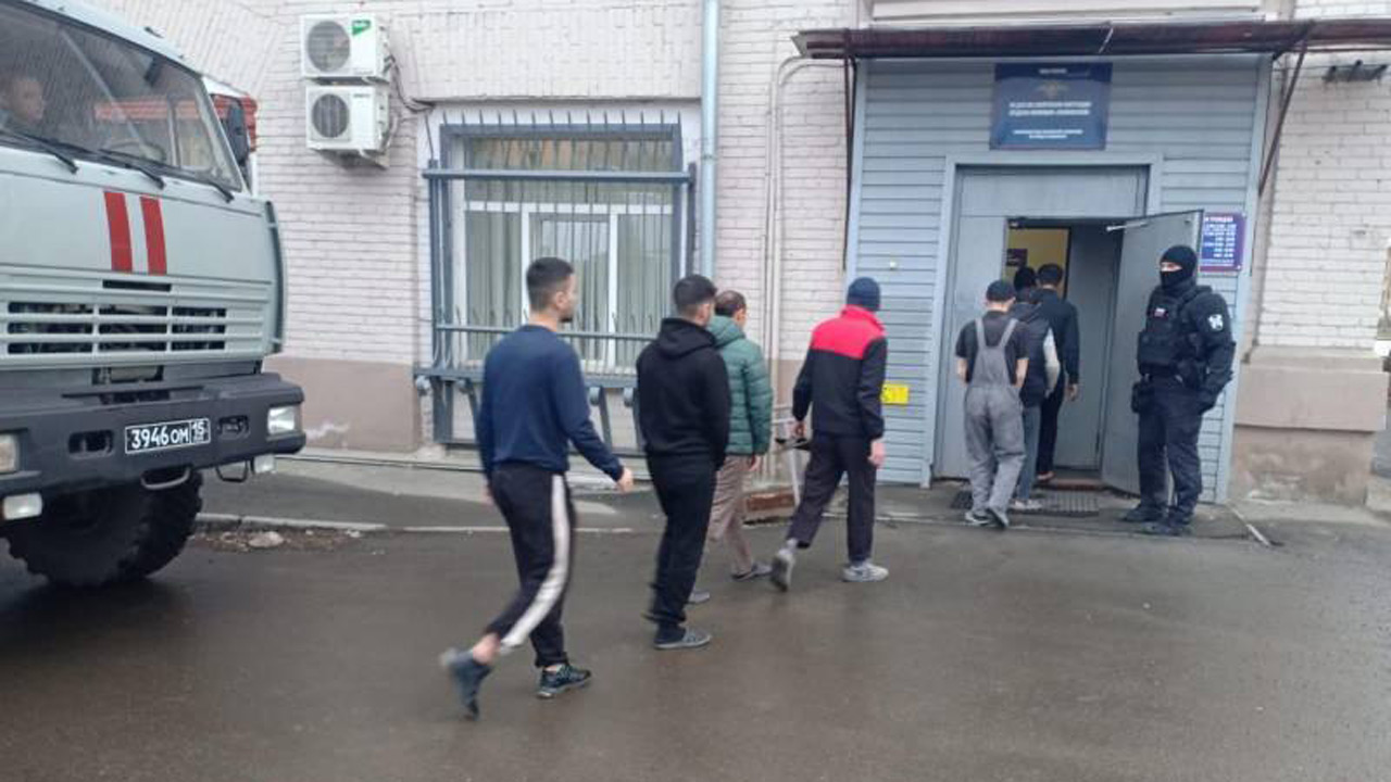 Полиция проверила мигрантов на складах и мебельной фабрике в Челябинске