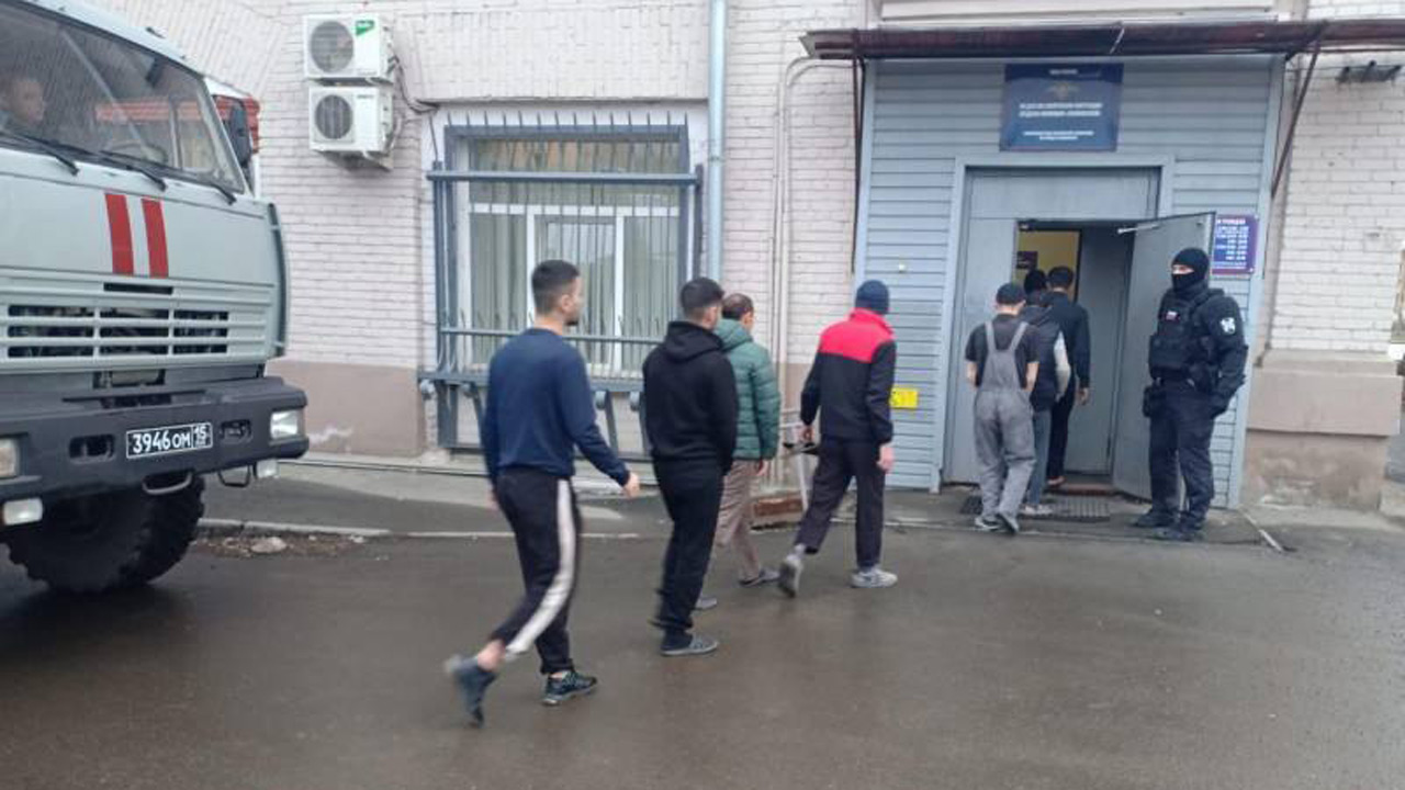 Полиция проверила мигрантов на складах и мебельной фабрике в Челябинске Полиция проверила мигрантов на складах и мебельной фабрике в Челябинске