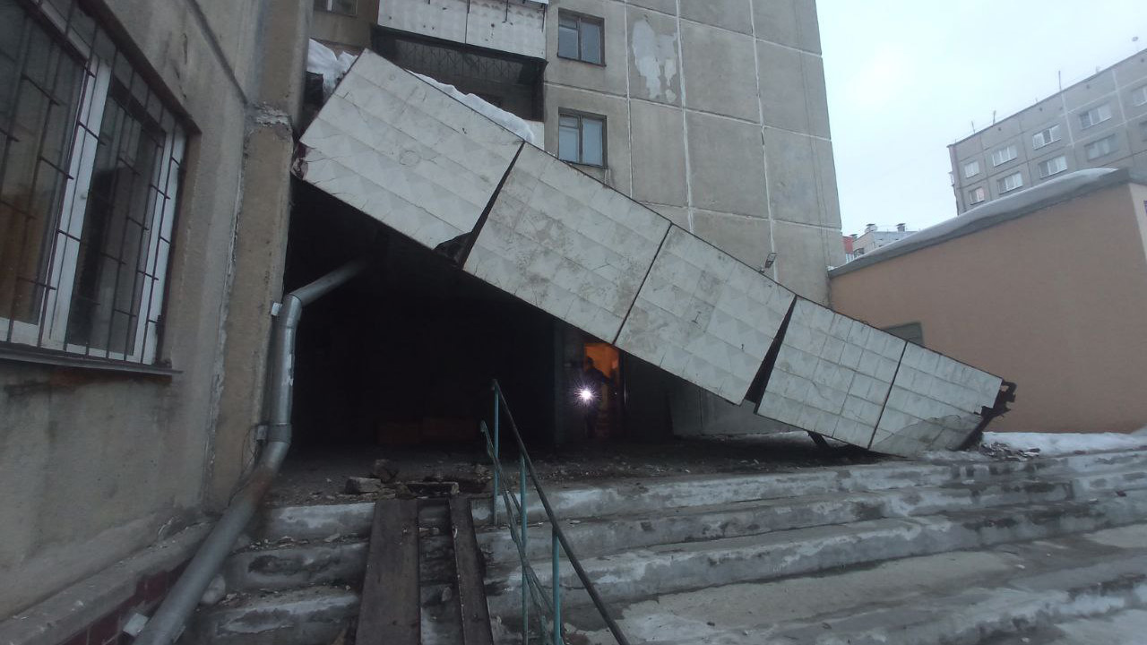 После обрушения козырька подъезда в Челябинске завели уголовное дело