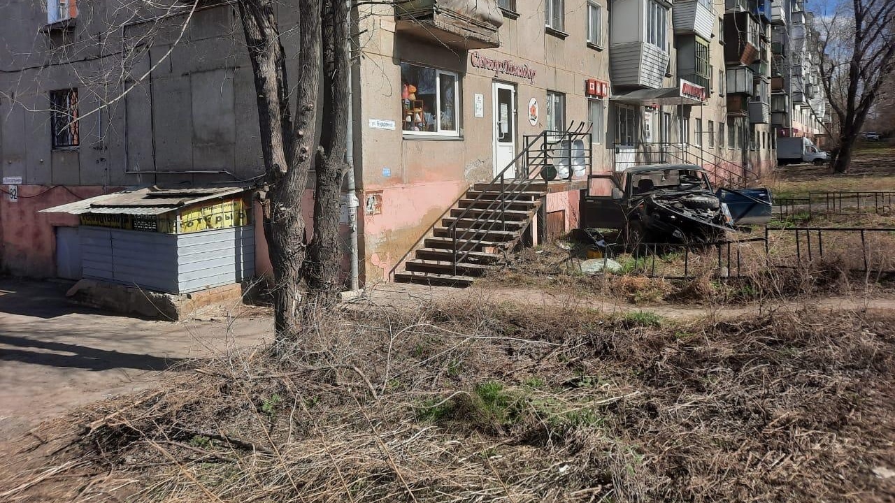 В Магнитогорске внедорожник на скорости врезался в дом В Магнитогорске внедорожник на скорости врезался в дом