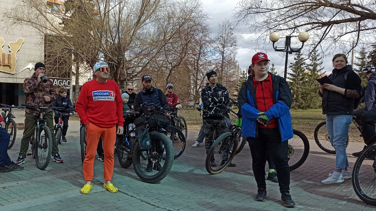 Жители Челябинска открыли велосезон экскурсией по городу