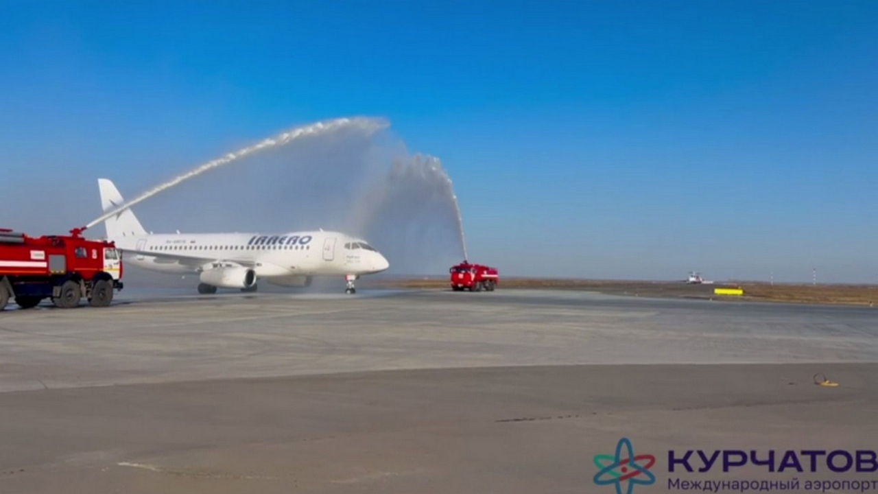 В аэропорту Челябинска водяной аркой встретили первый рейс из Баку