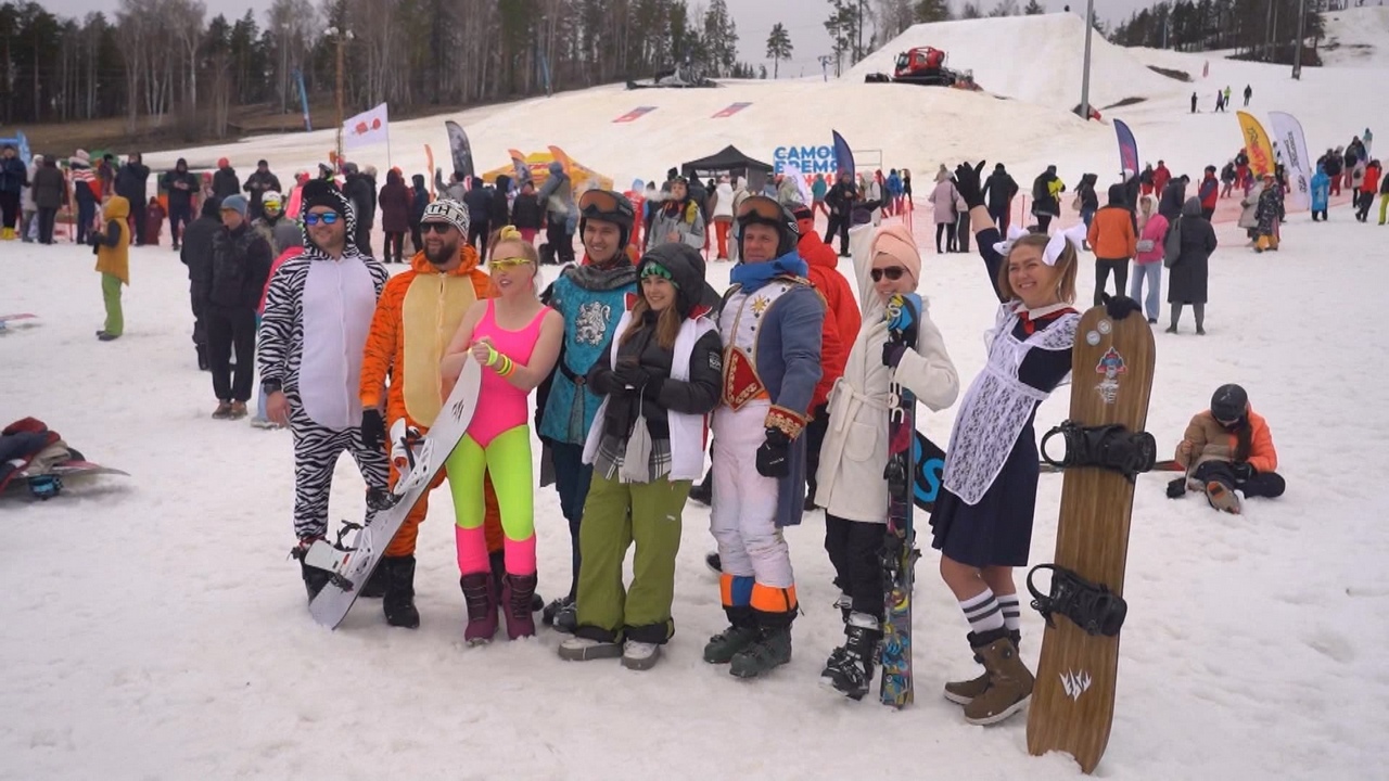 Костюмированным фестивалем закрыли горнолыжный сезон в Челябинской области