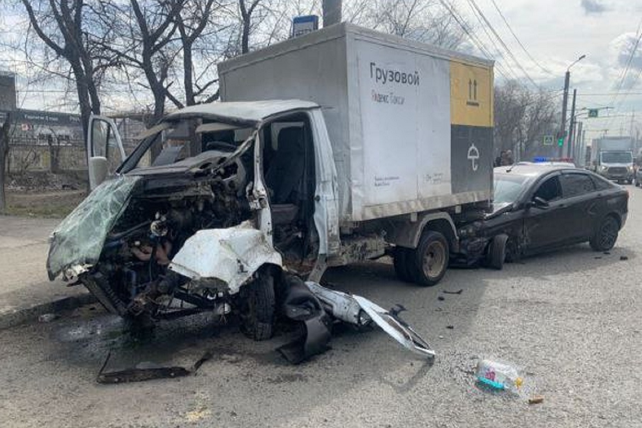 Водитель пострадал в ДТП с участием 4 автомобилей в Челябинске Водитель пострадал в ДТП с участием 4 автомобилей в Челябинске