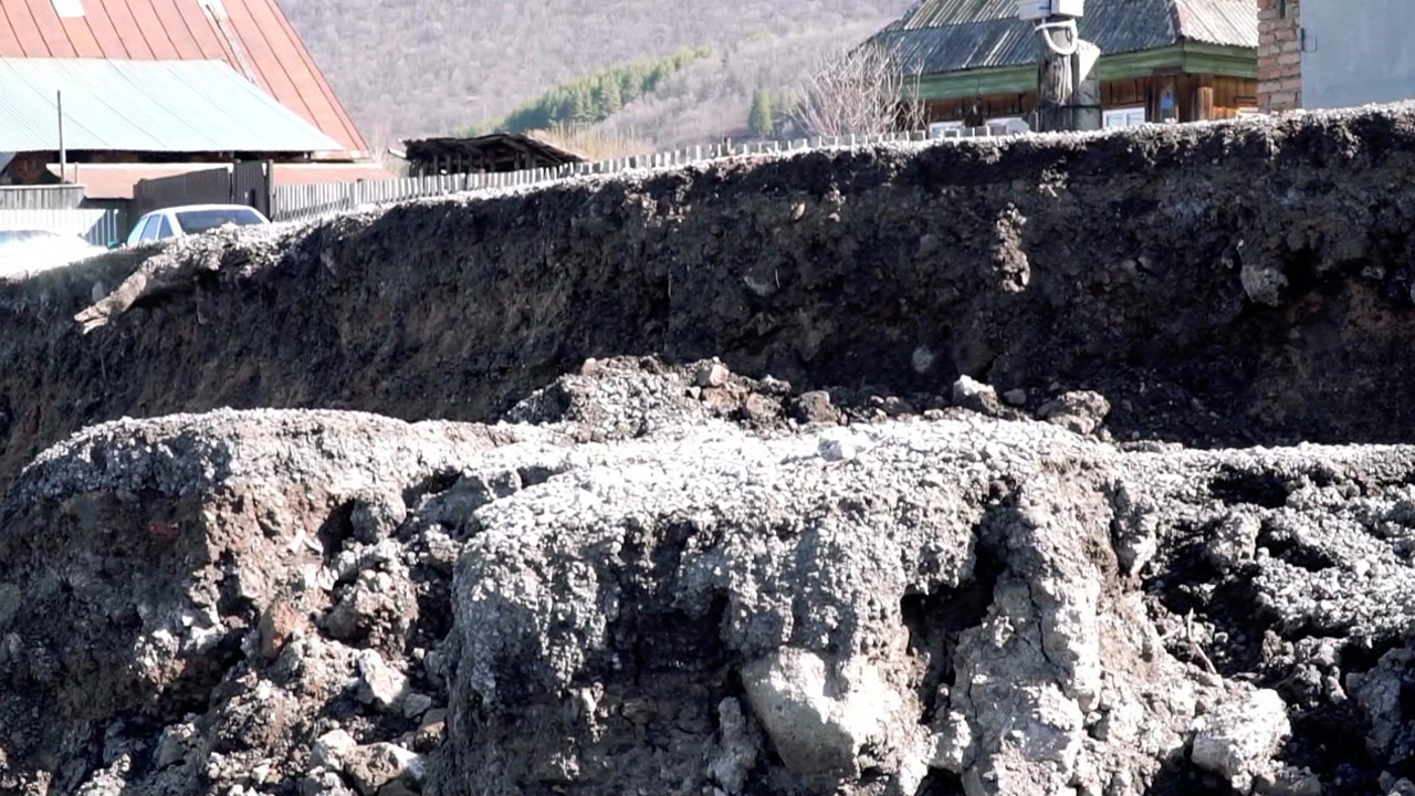 Обвал грунта произошел рядом с жилыми домами в Челябинской области