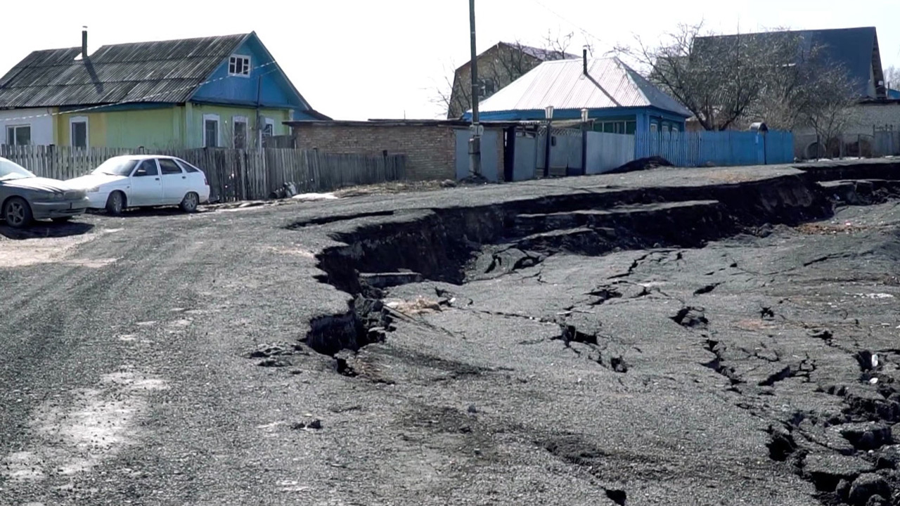 Обвал грунта произошел рядом с жилыми домами в Челябинской области