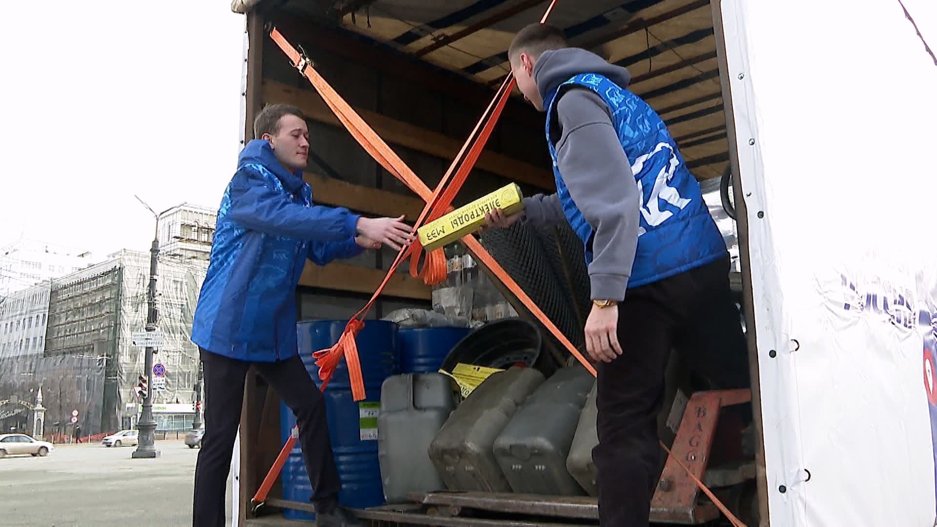 Две фуры гуманитарного груза отправили в зону СВО депутаты челябинской гордумы