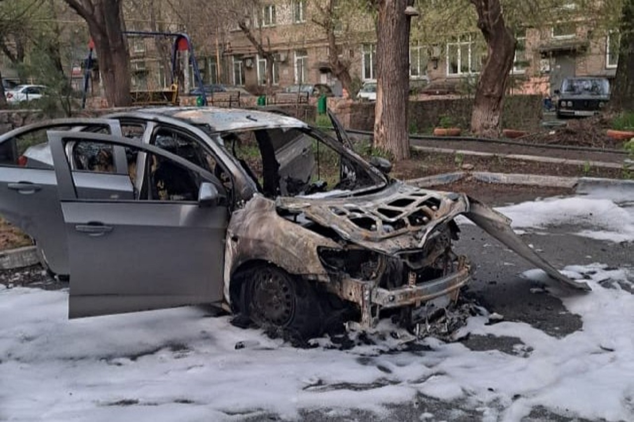 Подозреваемого в поджоге автомобиля в центре города задержали в Челябинске Подозреваемого в поджоге автомобиля в центре города задержали в Челябинске
