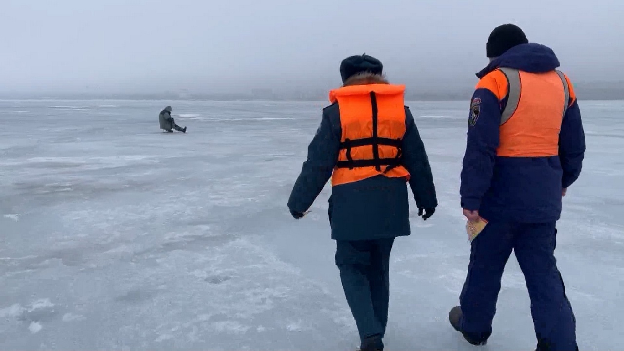 Челябинским рыбакам объяснили опасность тонкого весеннего льда