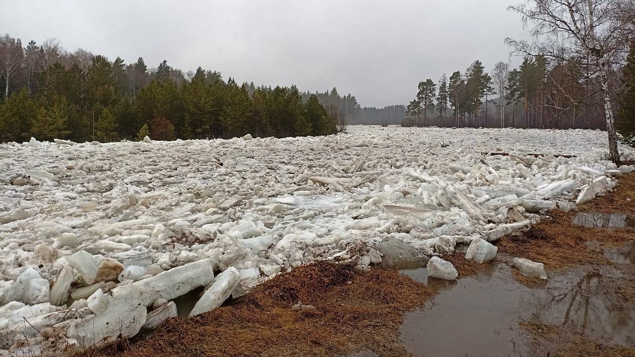 Мощный ледоход начался на реке Юрюзань в Челябинской области