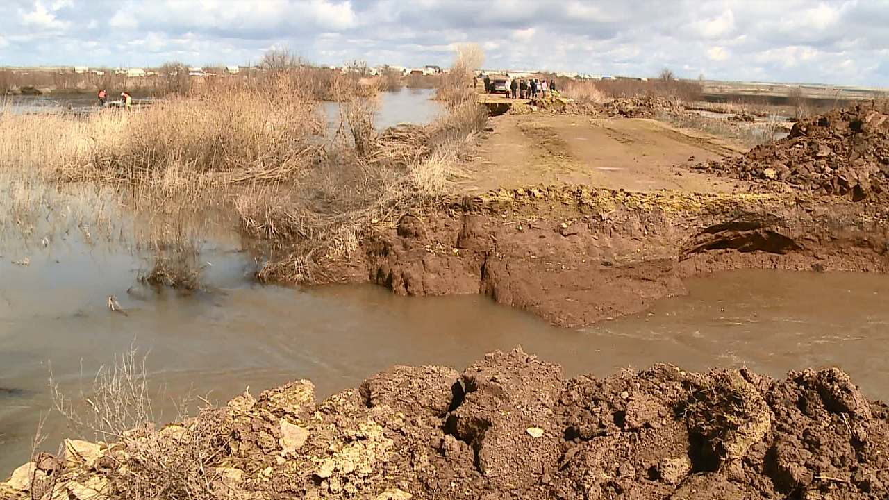Заложники паводка: МЧС организовало паром и службу доставки на юге Челябинской области