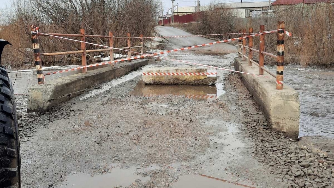 Жители двух поселков в Челябинской области в паводок остались без мостов