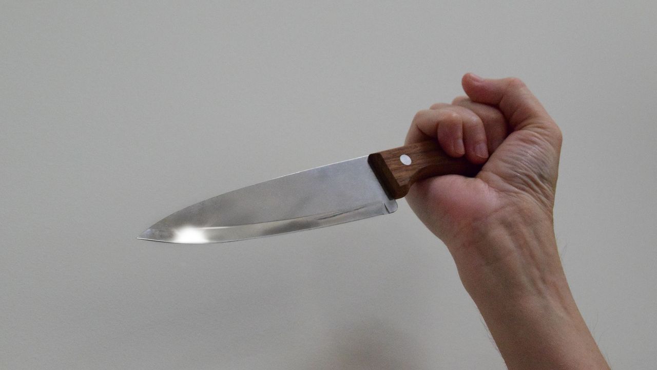 Житель Челябинска ударил мужчину ножом в живот во время ссоры Житель Челябинска ударил мужчину ножом в живот во время ссоры