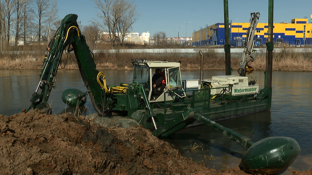 Механический "паук" очистит дно реки Миасс в Челябинске от ила