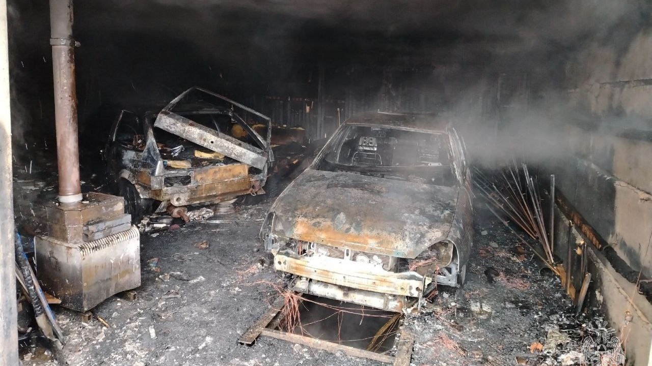 Два автомобиля сгорели во время пожара в гараже в Челябинской области