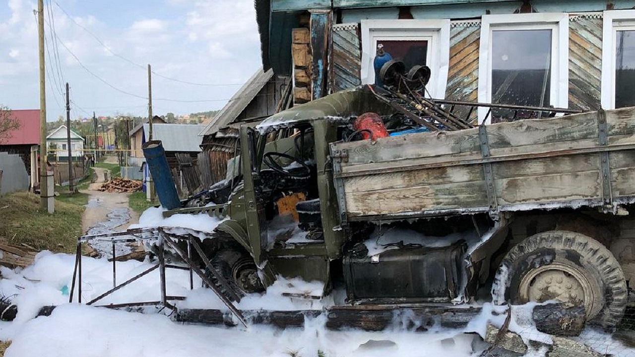 Грузовик с газовыми баллонами врезался в жилой дом в Усть-Катаве Грузовик с газовыми баллонами врезался в жилой дом в Усть-Катаве