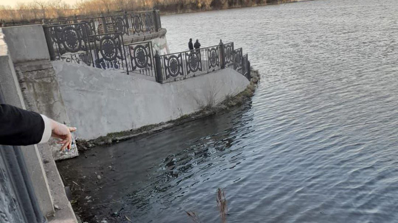 В Челябинской области мужчина упал с набережной в реку Урал В Челябинской области мужчина упал с набережной в реку Урал