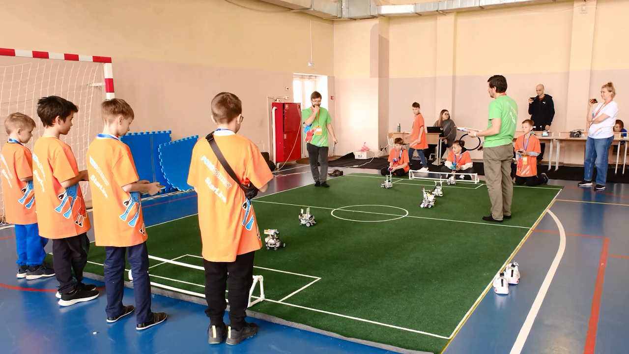 Роботов в Челябинске научили играть в футбол  