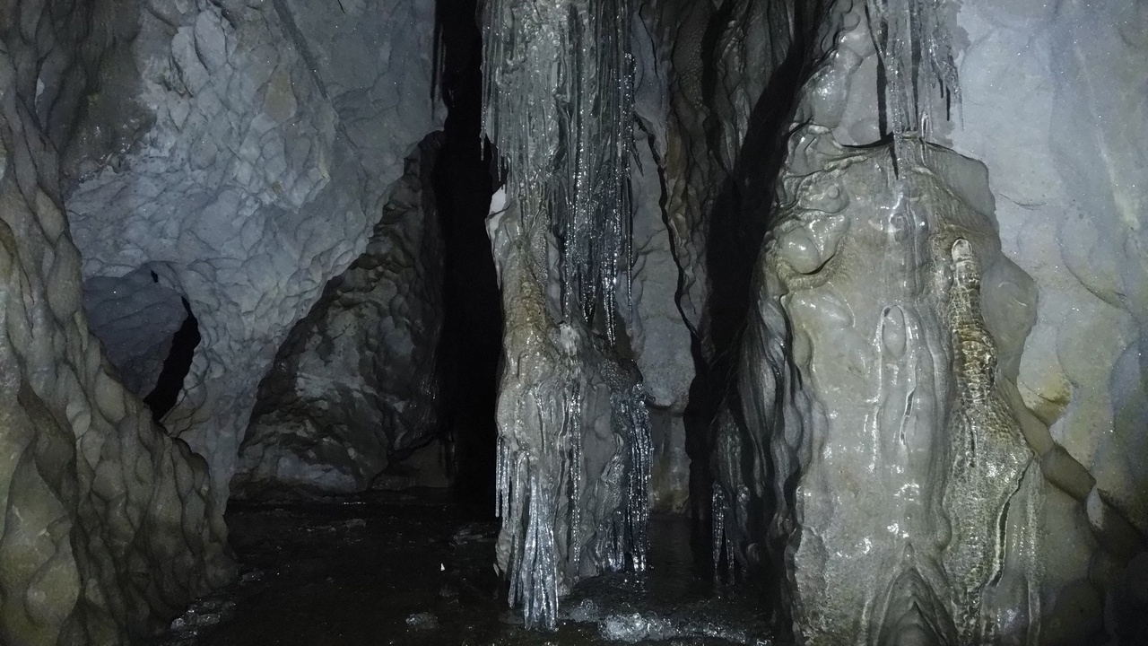 Пещеры начало затапливать в горах Челябинской области