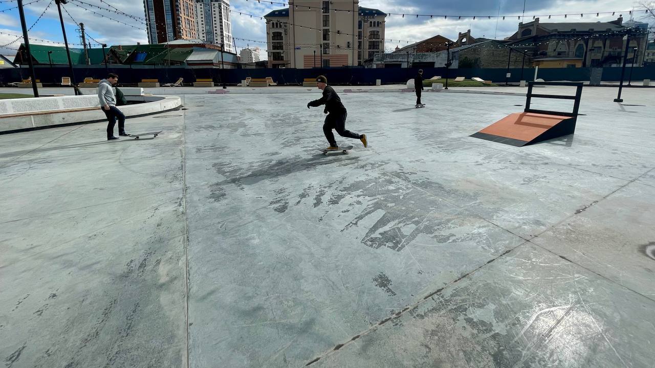 На набережной в Челябинске открыли площадку для роллеров и скейтбордистов