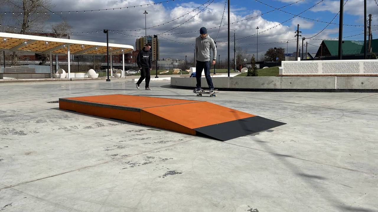 На набережной в Челябинске открыли площадку для роллеров и скейтбордистов