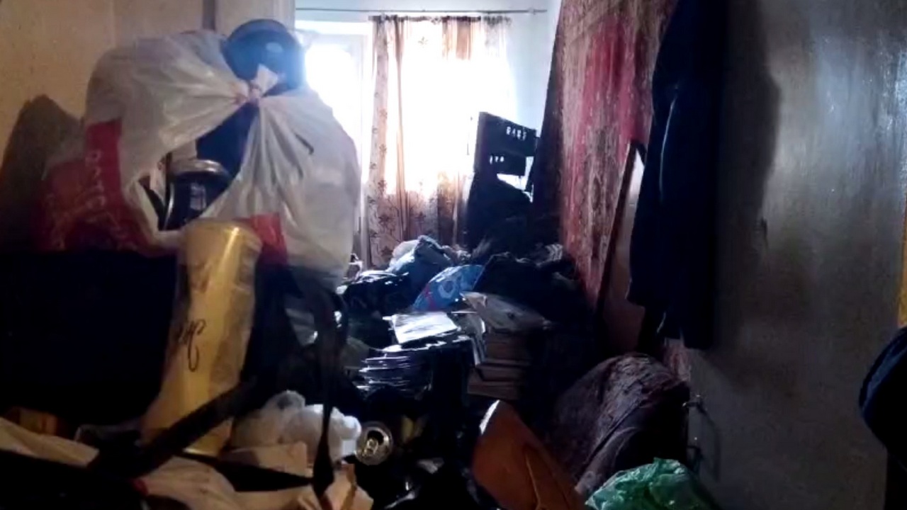 В Миассе спасли женщину из квартиры, до потолка заваленной мусором