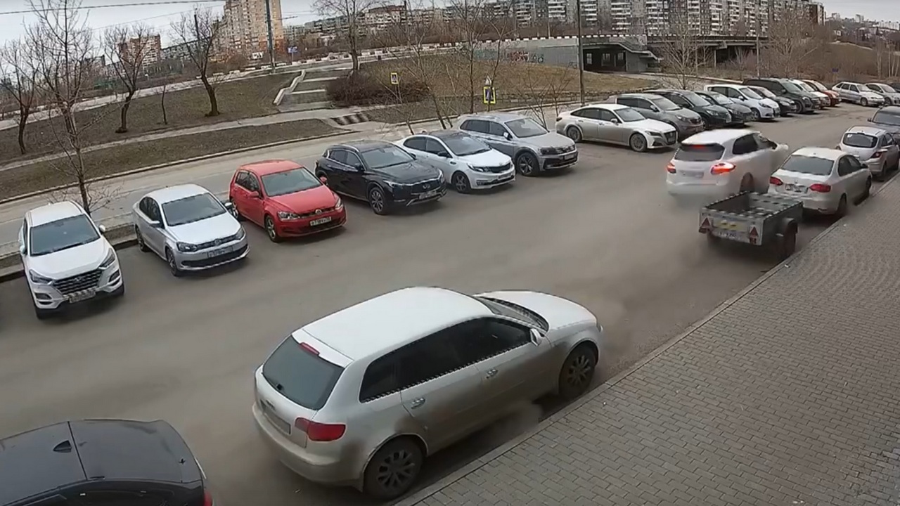 В Челябинске накажут девушку, которая протаранила машины на парковке