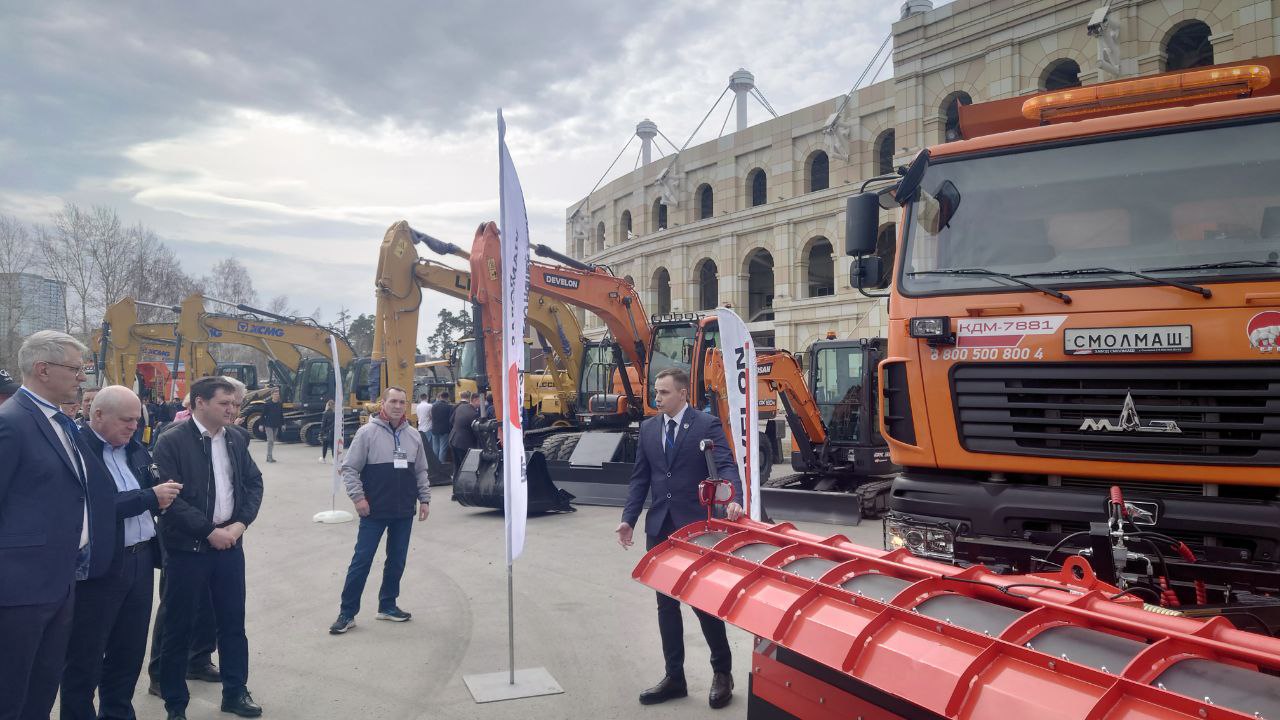 Современные образцы дорожной техники представили на форуме в Челябинске