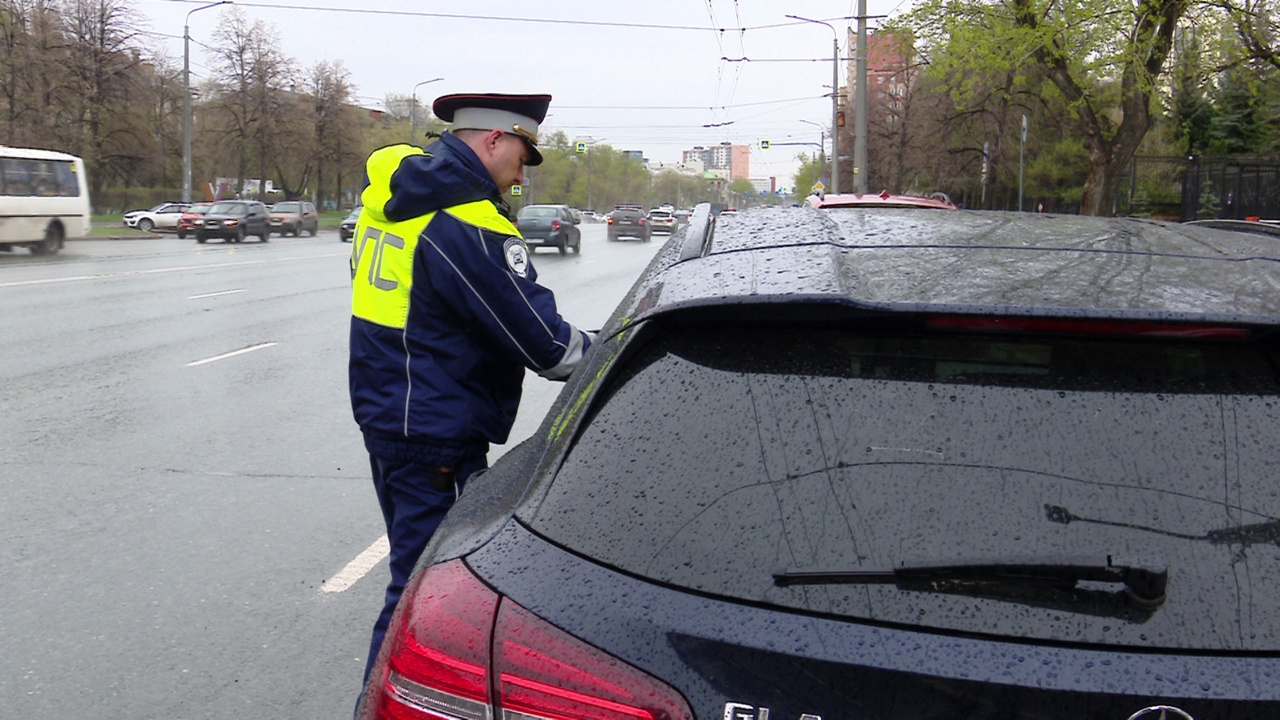 Штраф за тонировку: в Челябинске рассказали, чем опасна пленка на стеклах авто