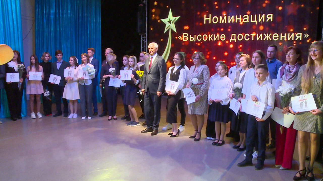 В Магнитогорске наградили одаренных детей и их наставников В Магнитогорске наградили одаренных детей и их наставников