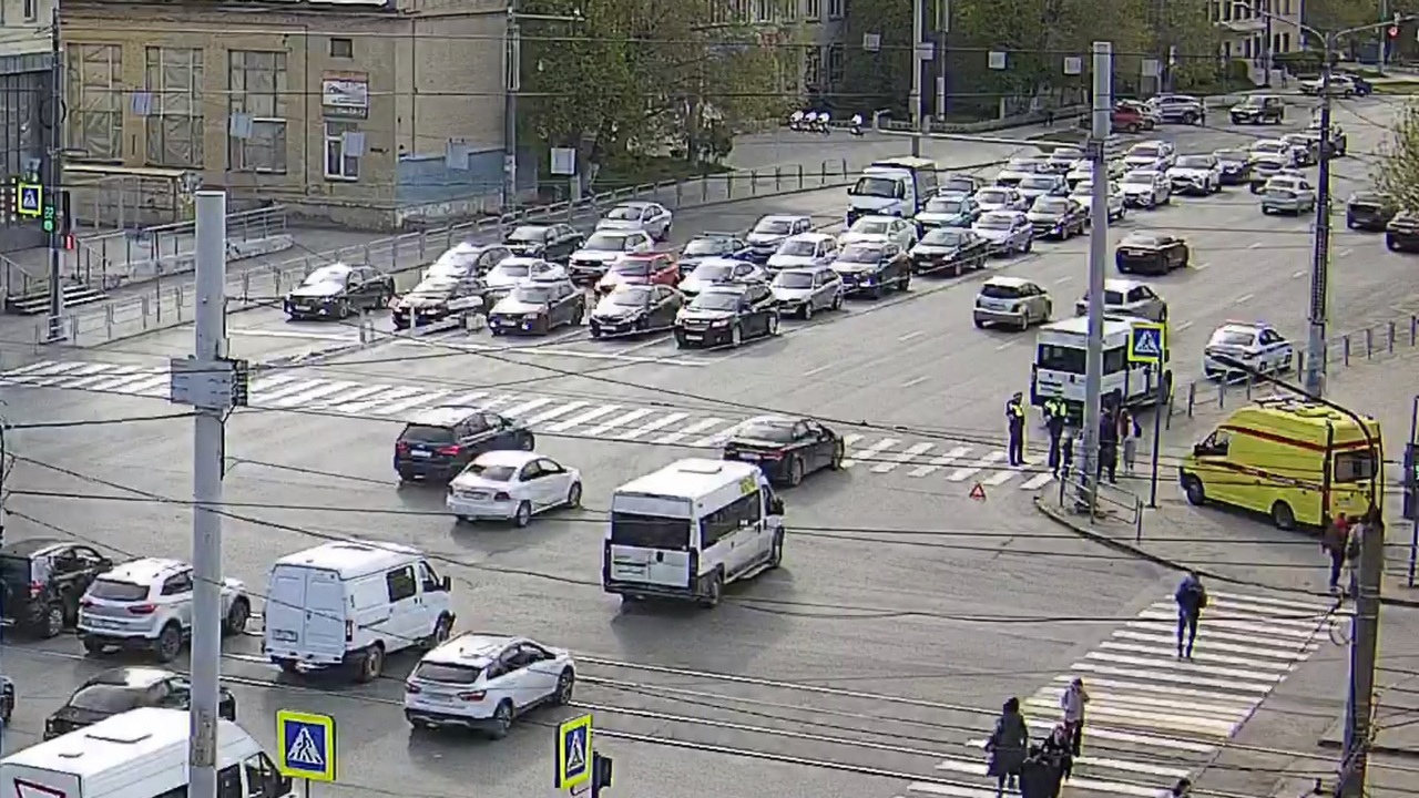В Челябинске маршрутка сбила человека на пешеходном переходе