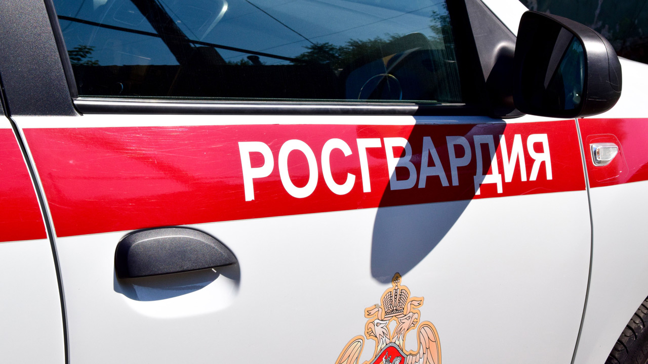 В Челябинске задержали влюбленную пару за кражу духов в гипермаркете В Челябинске задержали влюбленную пару за кражу духов в гипермаркете