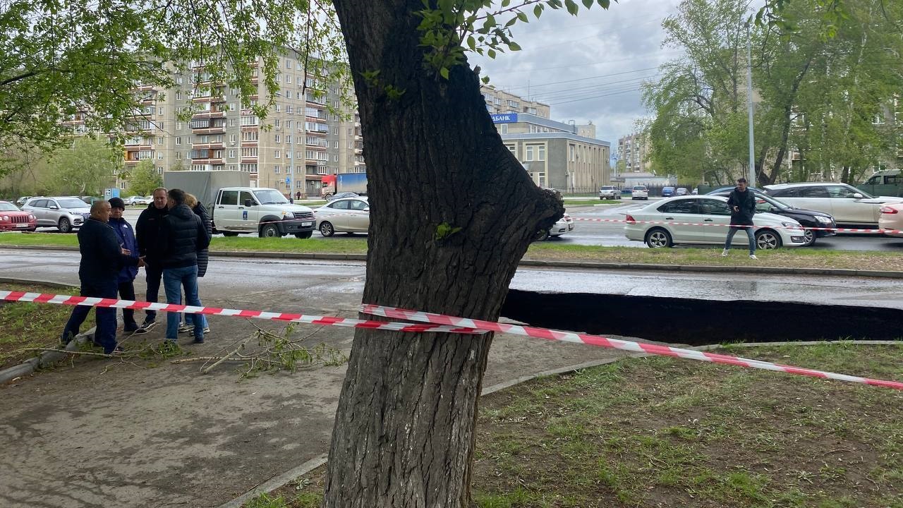 Из-за аварии на коллекторе обвалился асфальт на одной из улиц Челябинска Из-за аварии на коллекторе обвалился асфальт на одной из улиц Челябинска