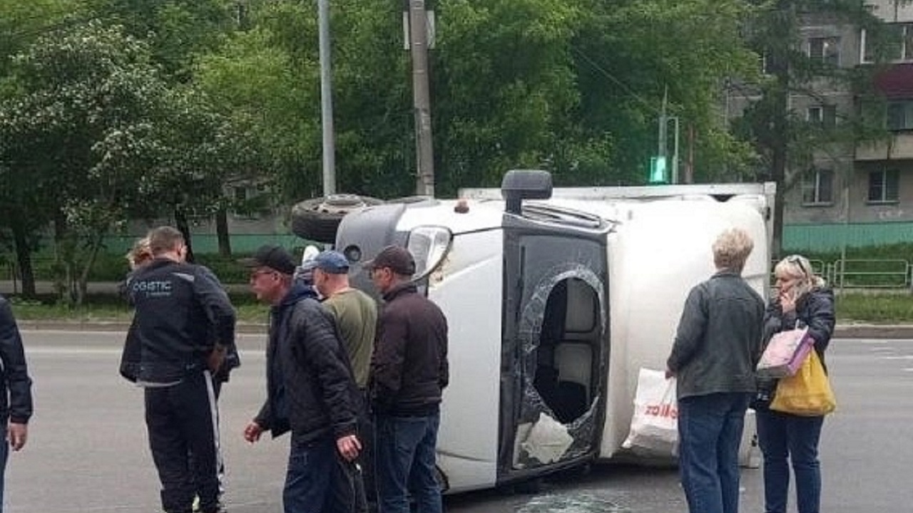 В Челябинске из-за ДТП с легковым автомобилем перевернулся фургон В Челябинске из-за ДТП с легковым автомобилем перевернулся фургон