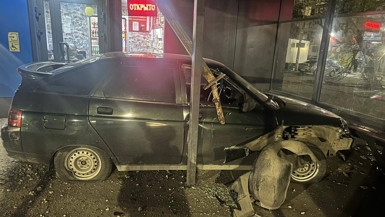 В Челябинске водитель легковушки сбил пешехода и протаранил остановку