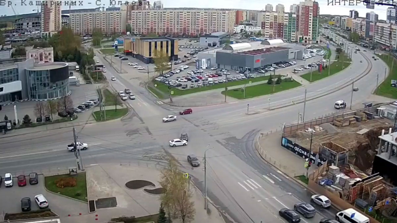 Автомобиль перевернулся после ДТП в Челябинске, есть пострадавшие