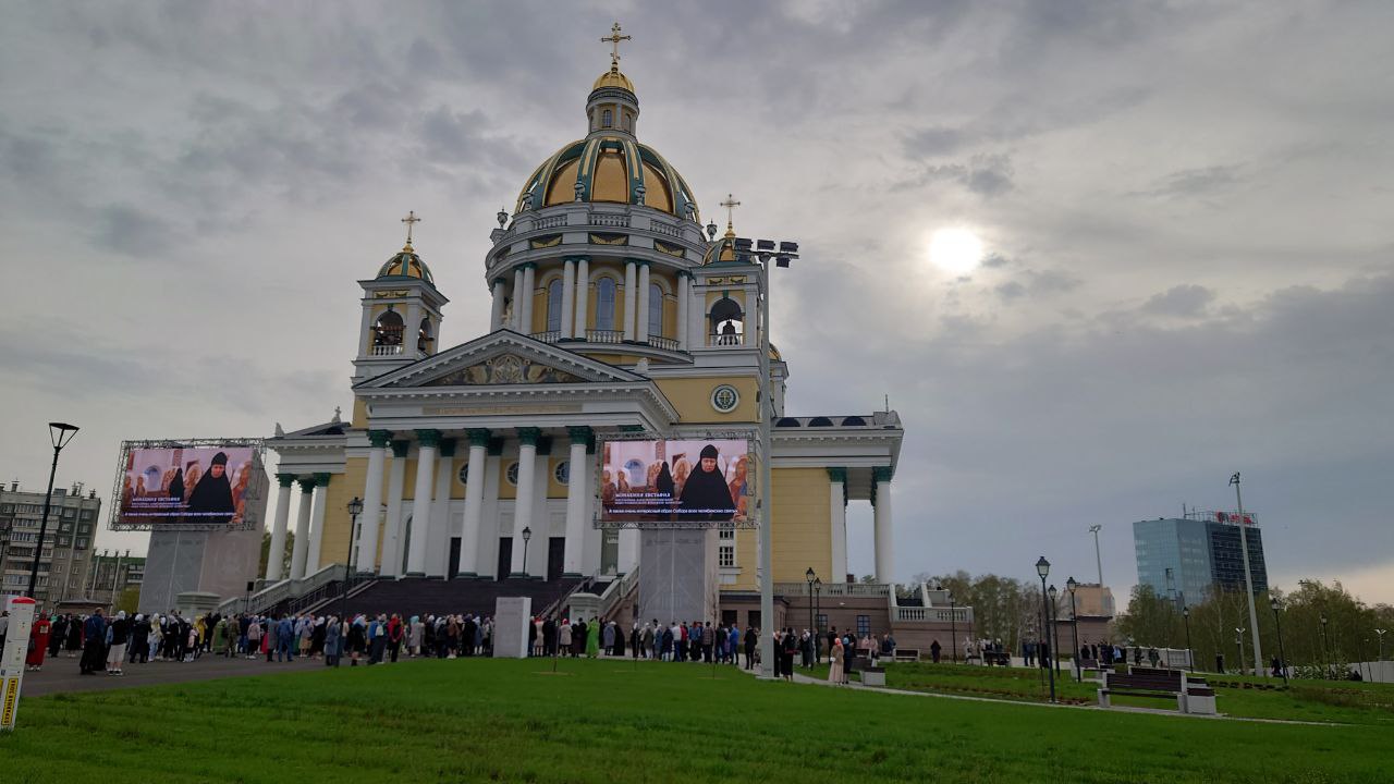 В челябинском кафедральном соборе провели первую литургию и освятили храм В челябинском кафедральном соборе провели первую литургию и освятили храм