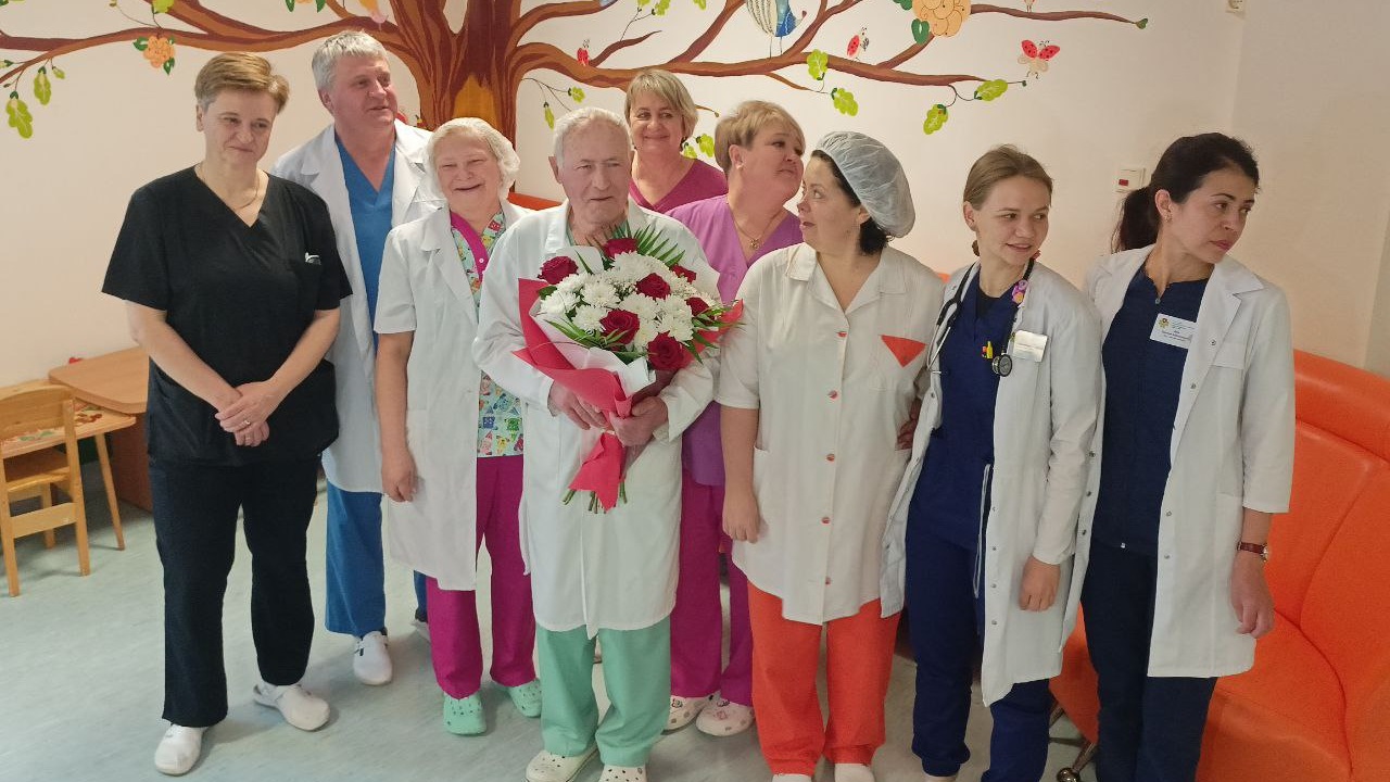 Спас сотни жизней: в Челябинске проводили на пенсию легендарного кардиохирурга