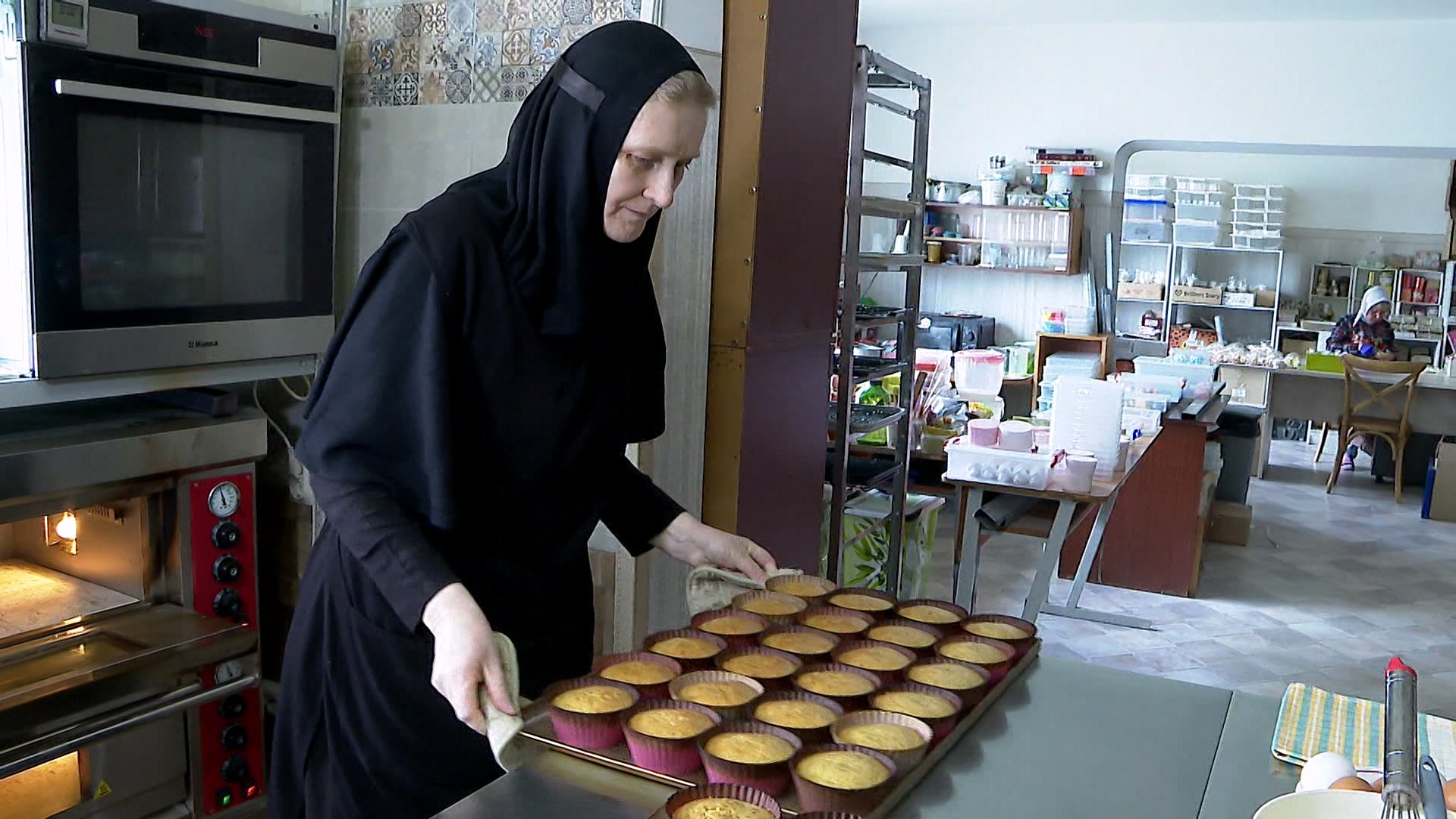 В Челябинской области монахини испекли около 600 кексов к Пасхе 