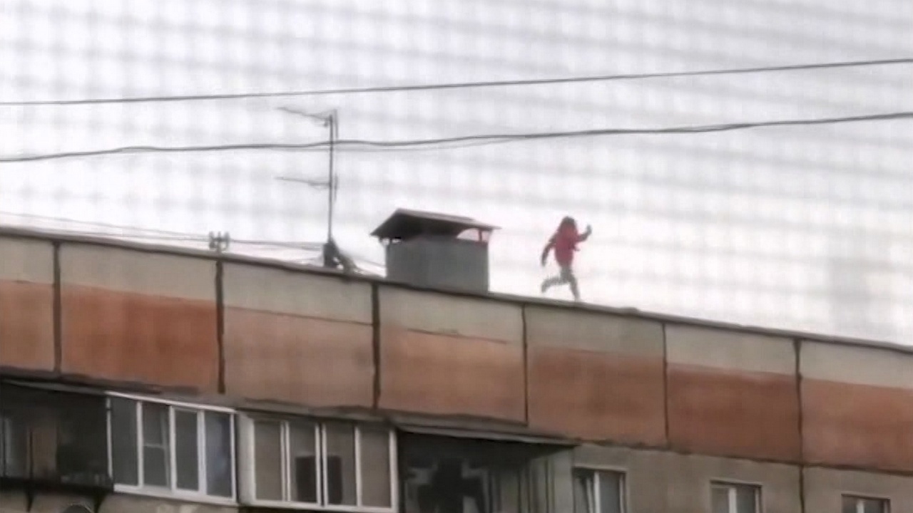 Школьница в Магнитогорске устроила опасный забег по крыше многоэтажки